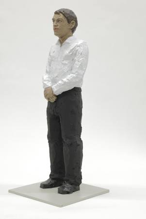 Stephan Balkenhol neue Bronzeskulpturen 2026 erschienen - Mann mit wei�em Hemd und schwarzer Hose �  Ausstellung Nuernberg