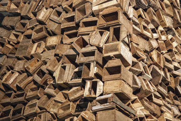 thiopische Schuhputzboxen verhllen den Altar der Berliner St. Matthus- Kirche Ausstellung Berlin