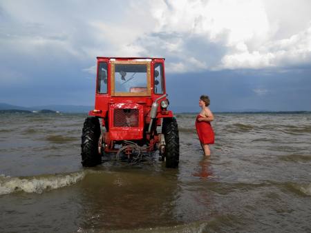 m e a n w h i l e . . .  Objective. The Artist is Absent 