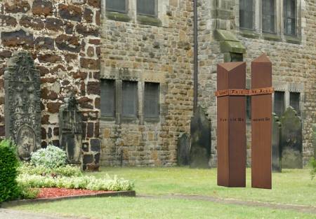 Winni Schaak: Enthllung "Doppel-Stele Frieden" Ausstellung 30659 Hannover