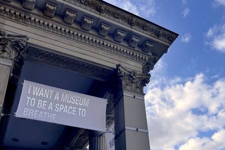 Andrea Geyer: Manifest (Banners / Gropius Bau / Berlin) Ausstellung Berlin