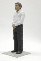 Stephan Balkenhol neue Bronzeskulpturen 2026 erschienen - Mann mit wei�em Hemd und schwarzer Hose � 