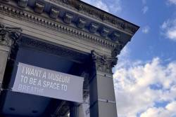 Andrea Geyer: Manifest (Banners / Gropius Bau / Berlin)