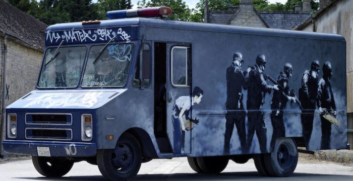Banksy Auktion - SWAT-Bus für sechstellige Summe versteigert