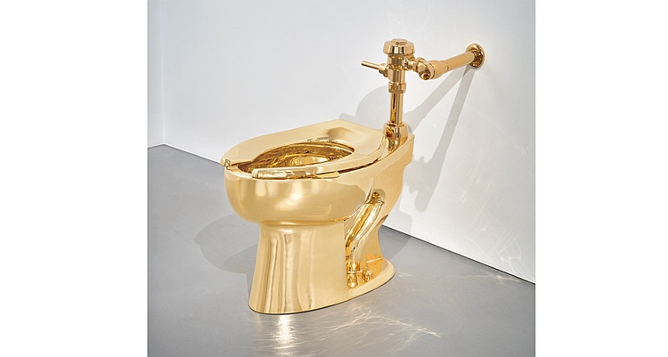 Maurizio Cattelans goldene Toilette erzielt 12,1 Millionen Dollar