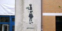 Warum das zerstörte Banksy-Graffiti "Bomb Hugger" kein Vandalismus ist, sondern Kunst!