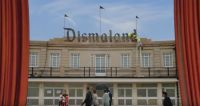 Dismaland - warum Banksys Freizeitpark nichts fr Kinder ist