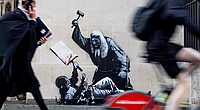 Neues Banksy Werk an Londoner Gerichtsgebude entdeckt