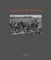 Santiago Sierra - Haus im Schlamm