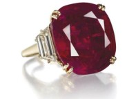 Rubin mit Diamantenring erzielt mit 6,7 Millionen Dollar neuen Auktionsrekord