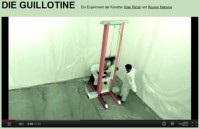 Kunstaktion Guillotine Projekt - Soll Schaf Norbert hingerichtet werden?