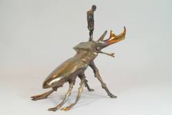 Tim David Trillsam Käfer mit Hirsch Skulptur